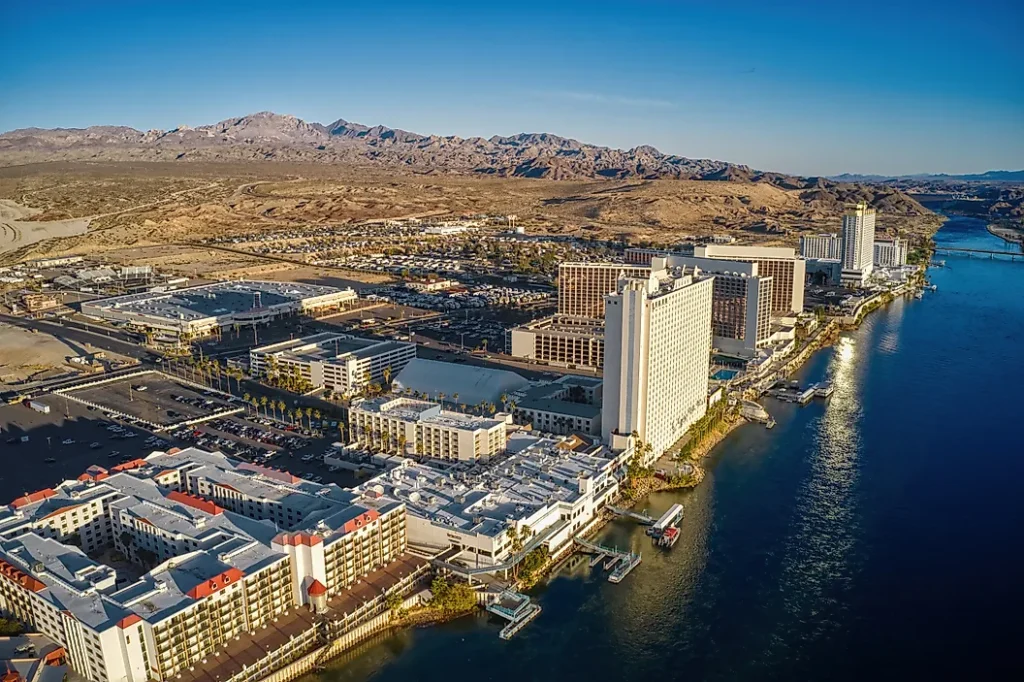 Vista aérea de Laughlin, Nevada, no Rio Colorado